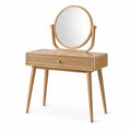 Toeletta in legno naturale e rattan beige con dettagli in ottone, specchio rotondo inclinabile e cassetto, 100 × 40 × 140 cm